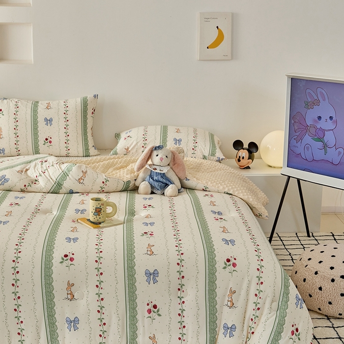 91家纺网 家纺一手货源 找家纺 木堇家居 2024新款针织棉豆豆被大豆四季被冬被被子被芯 针织豆豆被-花藤草莓兔-米黄