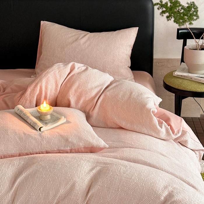 91家纺网 家纺一手货源 找家纺 ab家纺 2024新款A类全棉三层纱提花四件套--凡尔赛 凡尔赛 粉色