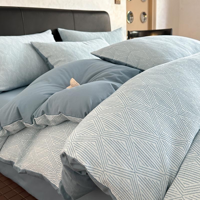 91家纺网 家纺一手货源 找家纺 ab家纺 2024新款A类全棉三层纱提花四件套--凡尔赛 凡尔赛 浅蓝