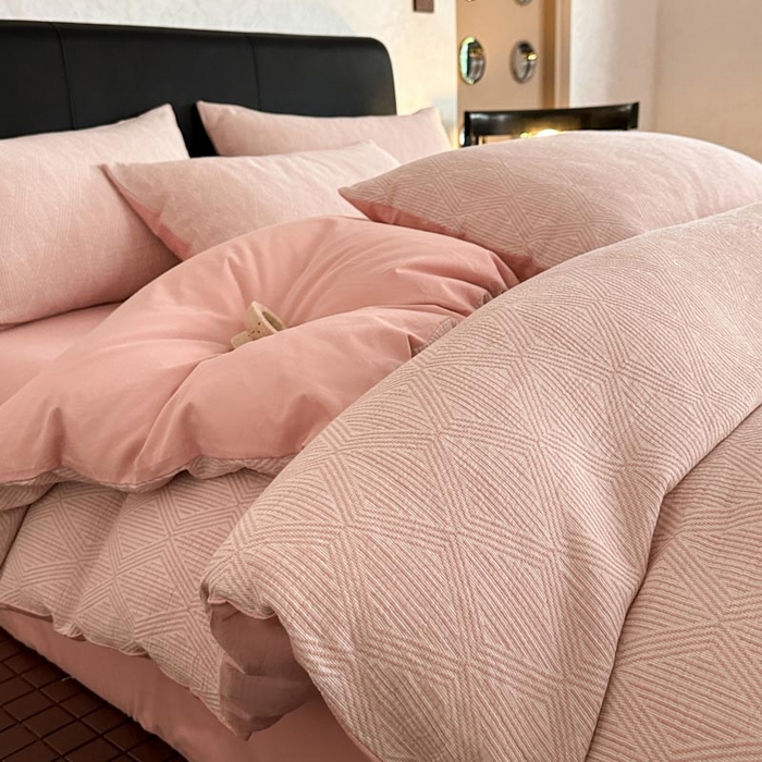 91家纺网 家纺一手货源 找家纺 ab家纺 2024新款A类全棉三层纱提花四件套--凡尔赛 凡尔赛 粉色