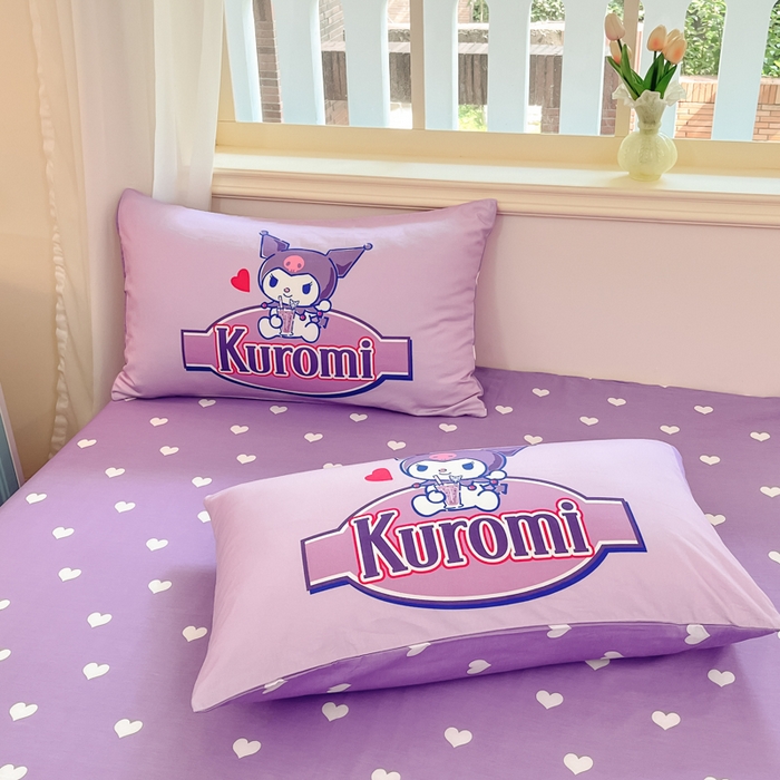 91家纺网 家纺一手货源 找家纺 桃子家居 2024纯棉大版三丽鸥卡通平网印花系列四件套 棉大版-D蓝莓库洛米