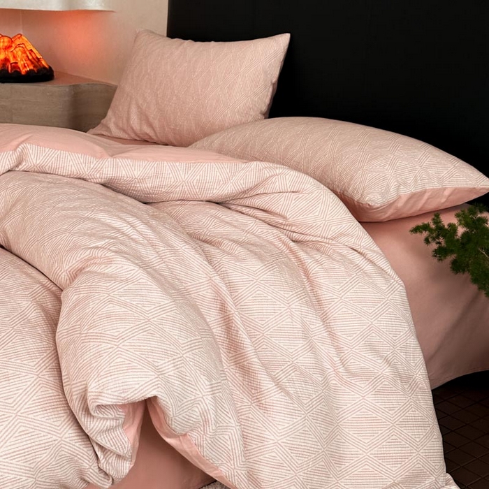 91家纺网 家纺一手货源 找家纺 ab家纺 2024新款A类全棉三层纱提花四件套--凡尔赛 凡尔赛 粉色