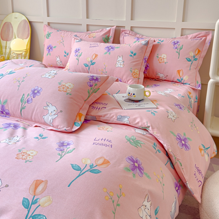 91家纺网 家纺一手货源 找家纺 U品汇 2024新品喷气生态加厚长绒棉纯棉全棉磨毛印花四件套小清新床单床笠直播 罗兰兔粉