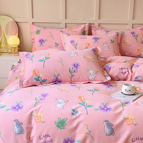 91家纺网 家纺一手货源 找家纺 U品汇 2024新品喷气生态加厚长绒棉纯棉全棉磨毛印花四件套小清新床单床笠直播 罗兰兔粉