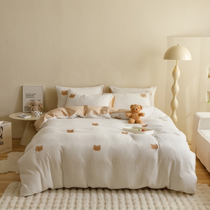 91家纺网 家纺一手货源 找家纺 卡巴伦家纺 2025新款全棉皱皱纱刺绣款四件套 熊熊乐园