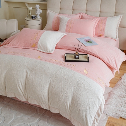 91家纺网 家纺一手货源 找家纺 （总）神州川 2024新款加厚保暖高克重牛奶绒雕花刺绣四件套直播爆款