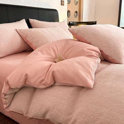 91家纺网 家纺一手货源 找家纺 ab家纺 2024新款A类全棉三层纱提花四件套--凡尔赛 凡尔赛 粉色