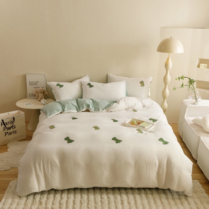 91家纺网 家纺一手货源 找家纺 卡巴伦家纺 2025新款全棉皱皱纱刺绣款四件套 小萌龙