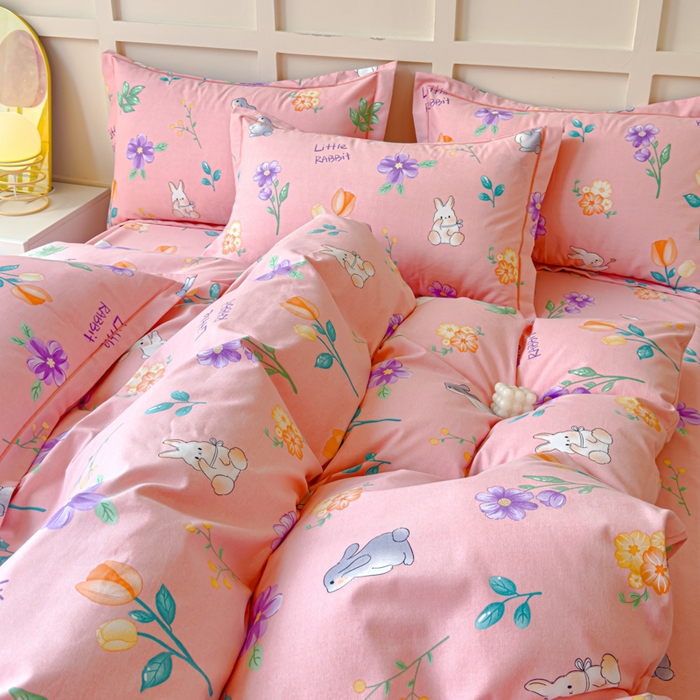 91家纺网 家纺一手货源 找家纺 U品汇 2024新品喷气生态加厚长绒棉纯棉全棉磨毛印花四件套小清新床单床笠直播 罗兰兔粉