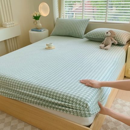 91家纺网 家纺一手货源 找家纺 莱米家纺 2024新款秋冬华夫格加密千鸟格牛奶绒床笠 千鸟格-橄榄绿