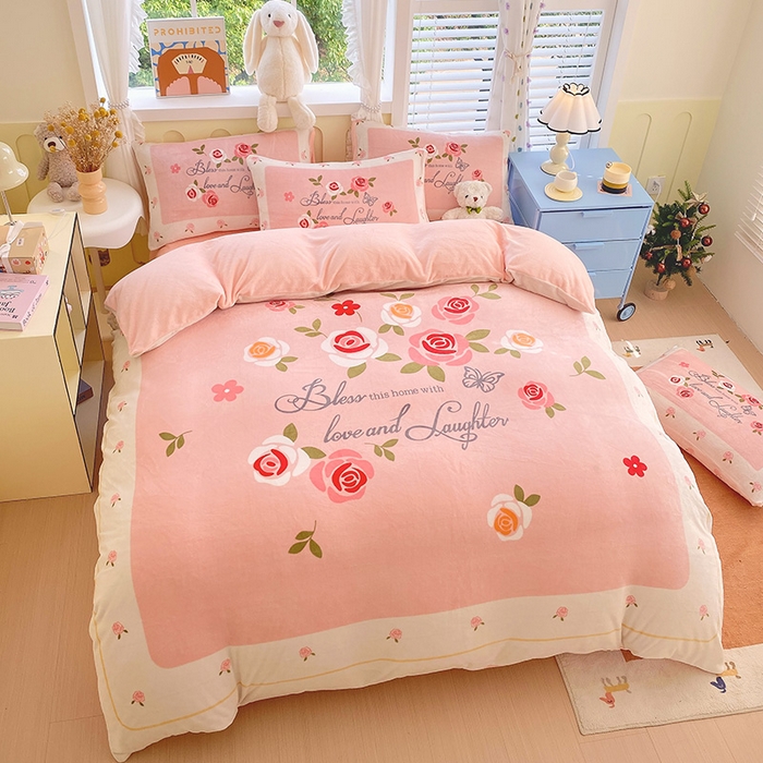 91家纺网 家纺一手货源 找家纺 莱米家纺 2024新款大版牛奶绒卡通四件套 粉色恋歌