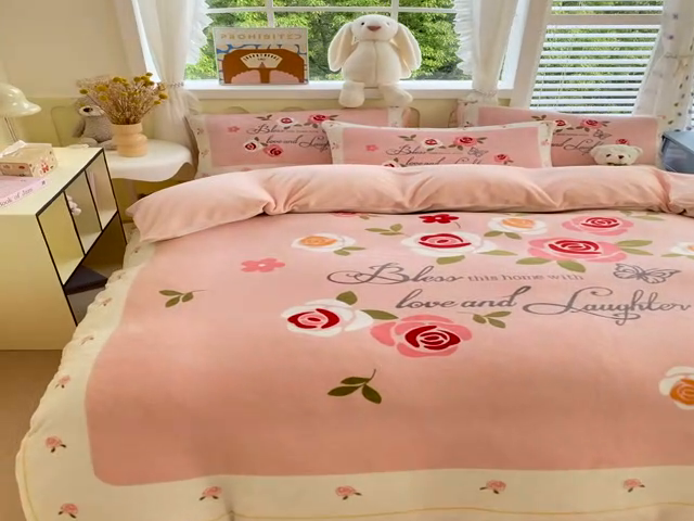 91家纺网 家纺一手货源 找家纺 莱米家纺 2024新款大版牛奶绒卡通四件套 粉色恋歌