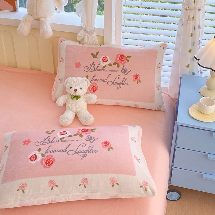 91家纺网 家纺一手货源 找家纺 莱米家纺 2024新款大版牛奶绒卡通四件套 粉色恋歌