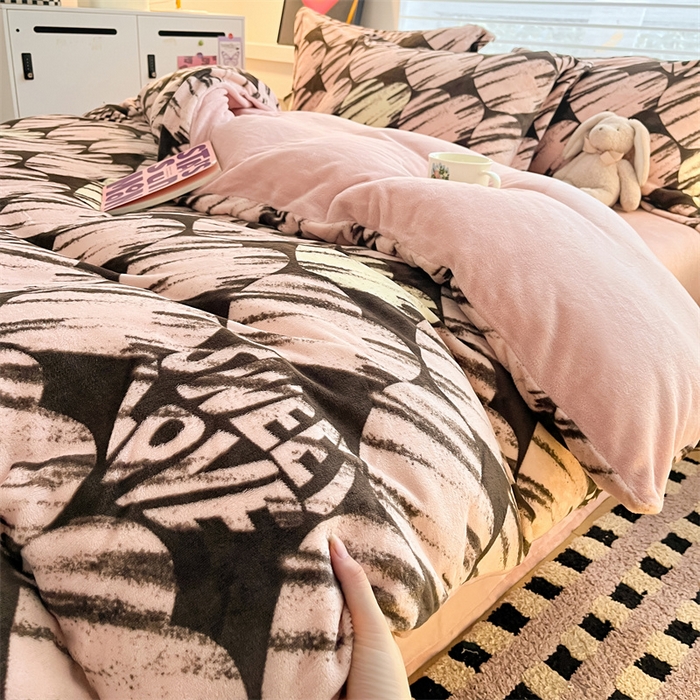 91家纺网 家纺一手货源 找家纺 启程家纺 2024新款A类秋冬INS风牛奶绒四件套 泥点爱心-棕