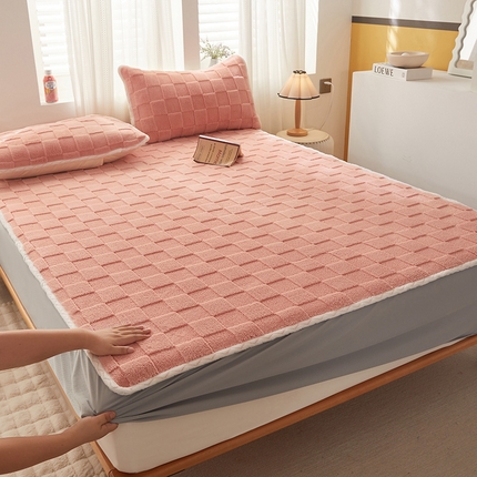 91家纺网 家纺一手货源 找家纺 2024新款A类提花立体牛奶绒双层床笠 床笠款-方格 水蜜粉-