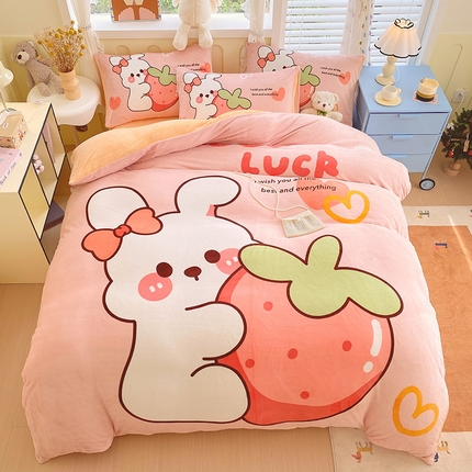 91家纺网 家纺一手货源 找家纺 莱米家纺 2024新款大版牛奶绒卡通四件套 草莓兔