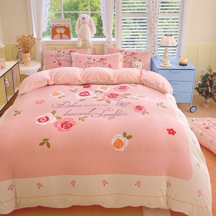 91家纺网 家纺一手货源 找家纺 莱米家纺 2024新款大版牛奶绒卡通四件套 粉色恋歌