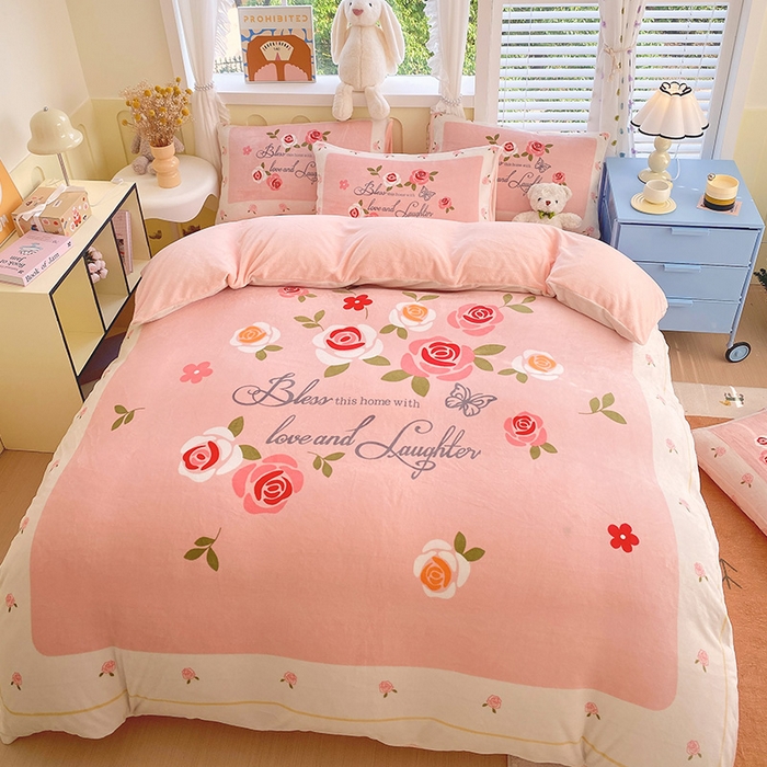 91家纺网 家纺一手货源 找家纺 莱米家纺 2024新款大版牛奶绒卡通四件套 粉色恋歌