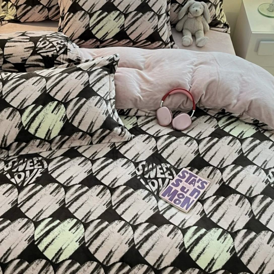 91家纺网 家纺一手货源 找家纺 启程家纺 2024新款A类秋冬INS风牛奶绒四件套 泥点爱心-棕