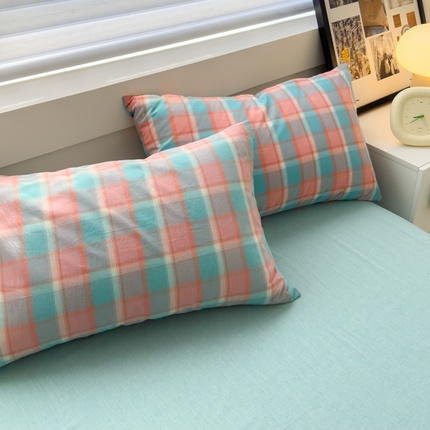 91家纺网 家纺一手货源 找家纺 星尚家纺 2024新款A类全棉色织水洗棉三四件套系列-单枕套 佛暖-粉蓝