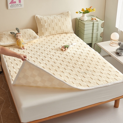 91家纺网 家纺一手货源 找家纺 2024新款A类提花立体牛奶绒软床垫 方格--高雅白