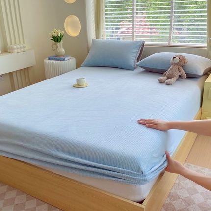 91家纺网 家纺一手货源 找家纺 莱米家纺 2024新款秋冬华夫格加密千鸟格牛奶绒床笠 华夫格-天空蓝