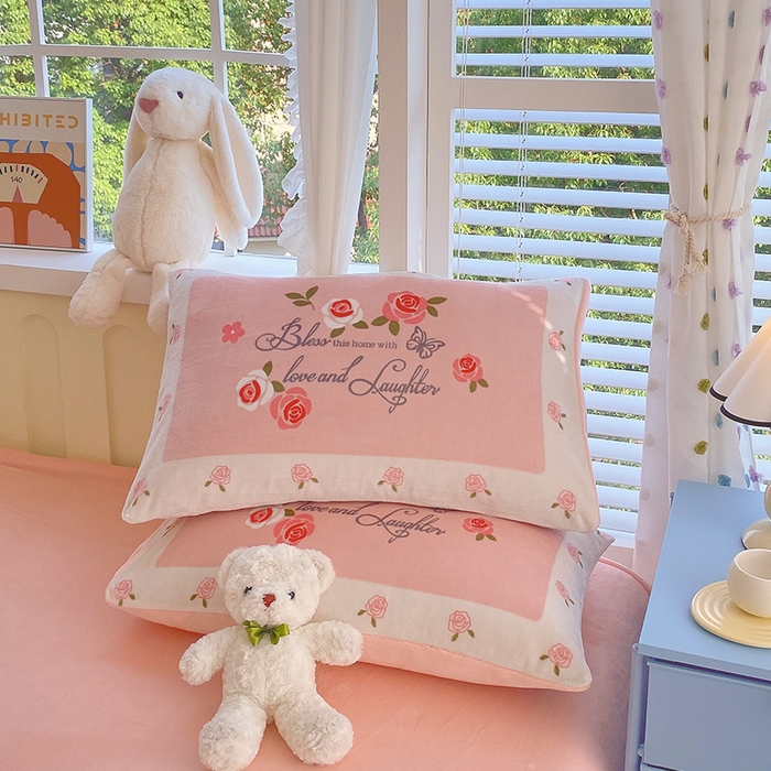 91家纺网 家纺一手货源 找家纺 莱米家纺 2024新款大版牛奶绒卡通四件套 粉色恋歌