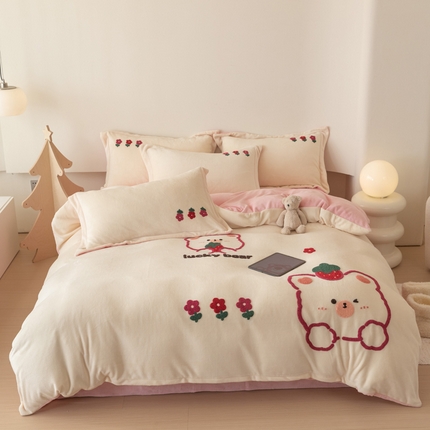 91家纺网 家纺一手货源 找家纺 兜涞家纺 2024新款毛巾绣牛奶绒奶fu熊系列四件套