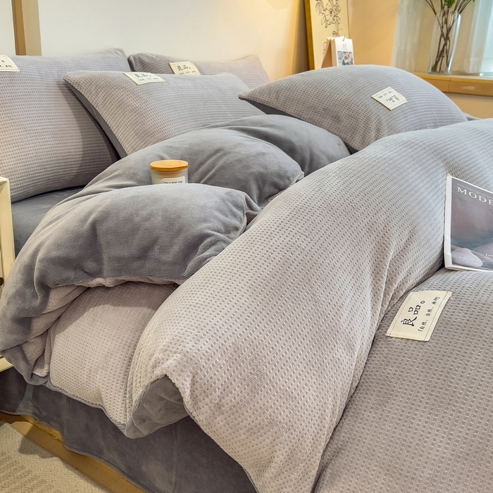 91家纺网 家纺一手货源 找家纺 丝羽坊 2024新款高克重3D立体雕花提花牛奶绒四件套 华夫格-浅灰