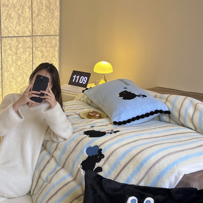 91家纺网 家纺一手货源 找家纺 黛舒家居 2024新款兔兔绒牛奶绒四件套 黑色猫咪