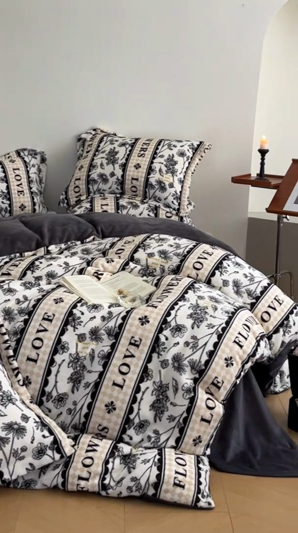 91家纺网 家纺一手货源 找家纺 启程家纺 2024新款A类牛奶绒轻奢大牌风四件套 横条字母荷花