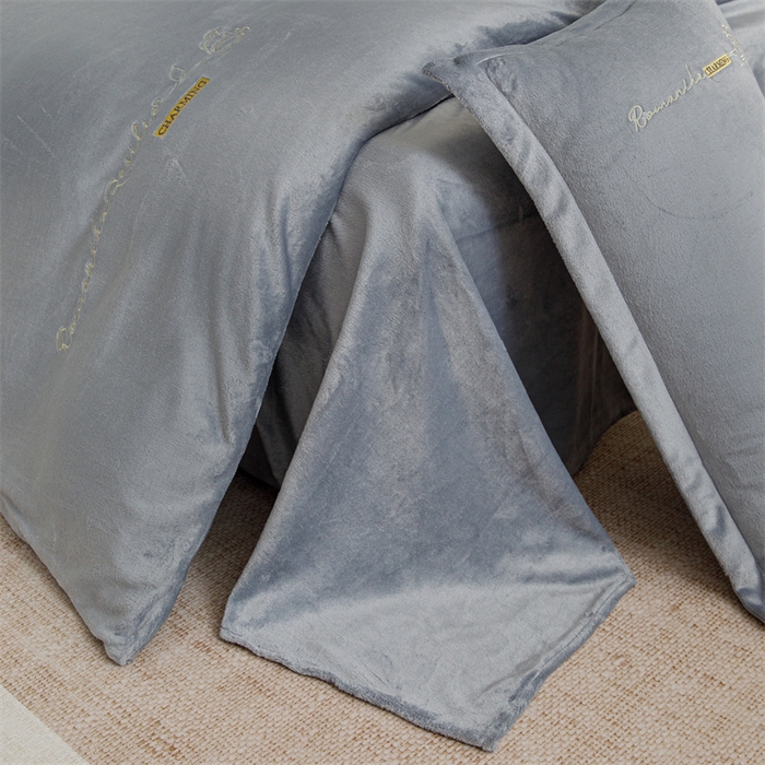 91家纺网 家纺一手货源 找家纺 神州川 2024直播爆款高克重保暖加厚纯色刺绣牛奶绒四件套-遇见-浅灰