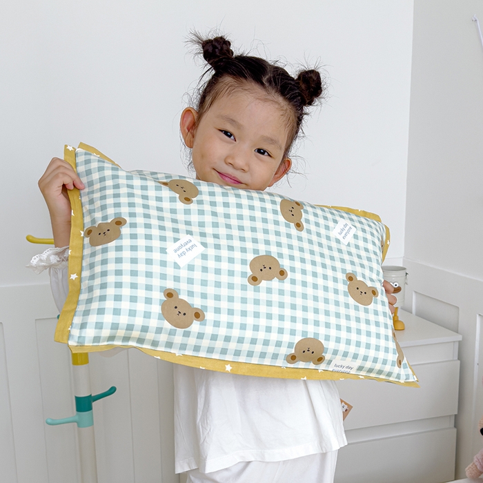 91家纺网 家纺一手货源 找家纺 2024新款A类133x72铂金全棉枕套枕头枕芯七彩童年系列 枕套+枕芯-棚拍图 小熊贝拉