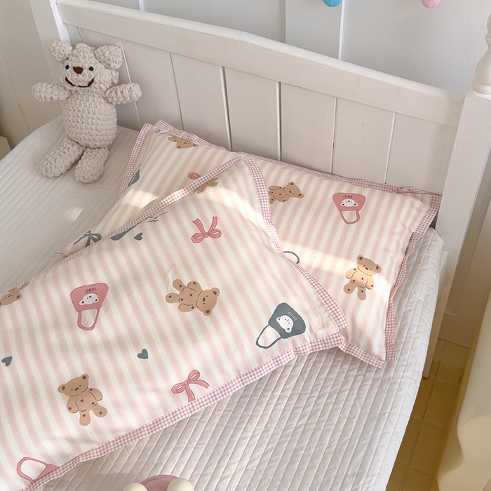 91家纺网 家纺一手货源 找家纺 2024新款A类133x72铂金全棉枕套枕头枕芯七彩童年系列 枕套+枕芯-棚拍图 丹妮小熊