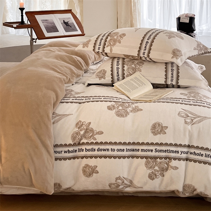 91家纺网 家纺一手货源 找家纺 启程家纺 2024新款A类牛奶绒轻奢大牌风四件套 花边字母花朵