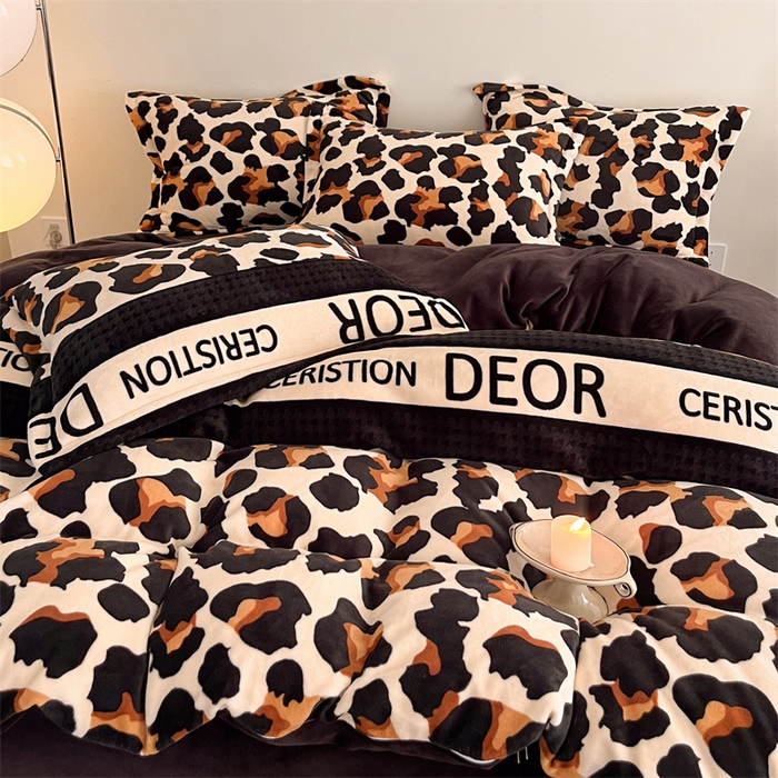 91家纺网 家纺一手货源 找家纺 启程家纺 2024新款A类牛奶绒轻奢大牌风四件套 字母豹纹