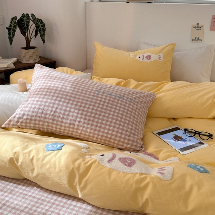 91家纺网 家纺一手货源 找家纺 洋铭区（原狠狠爱）2024新款水洗棉毛巾绣四件套 逍遥鱼儿