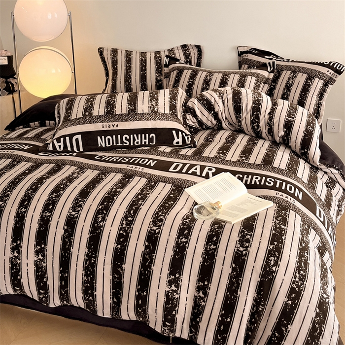 91家纺网 家纺一手货源 找家纺 启程家纺 2024新款A类牛奶绒轻奢大牌风四件套 泥点字母