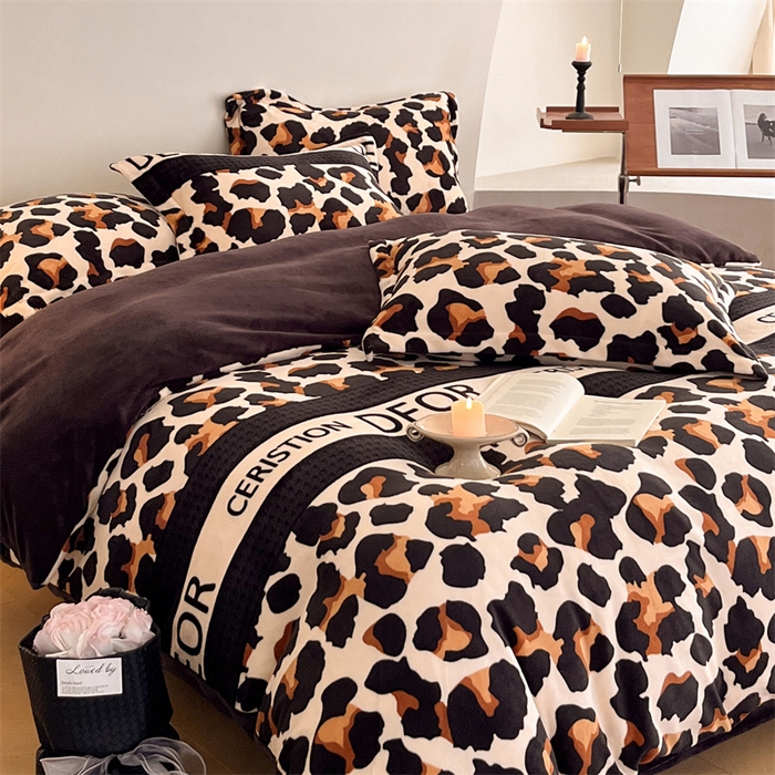 91家纺网 家纺一手货源 找家纺 启程家纺 2024新款A类牛奶绒轻奢大牌风四件套 字母豹纹