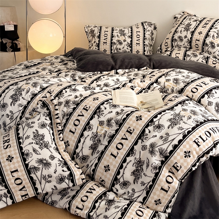 91家纺网 家纺一手货源 找家纺 启程家纺 2024新款A类牛奶绒轻奢大牌风四件套 横条字母荷花