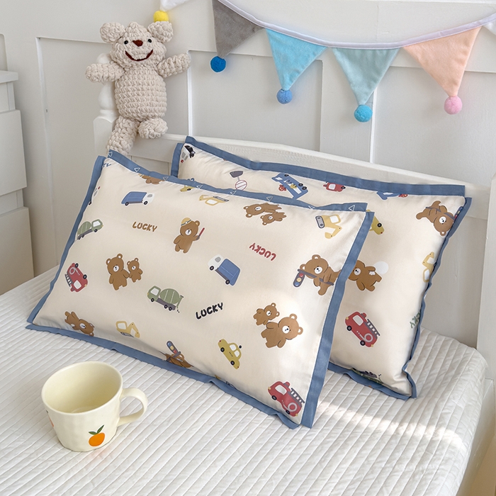 91家纺网 家纺一手货源 找家纺 2024新款A类133x72铂金全棉枕套枕头枕芯七彩童年系列 枕套+枕芯-棚拍图 熊熊旅行记