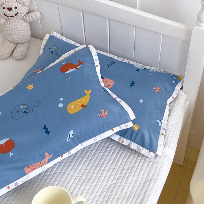 91家纺网 家纺一手货源 找家纺 2024新款A类133x72铂金全棉枕套枕头枕芯七彩童年系列 枕套+枕芯-棚拍图 小鲸鱼