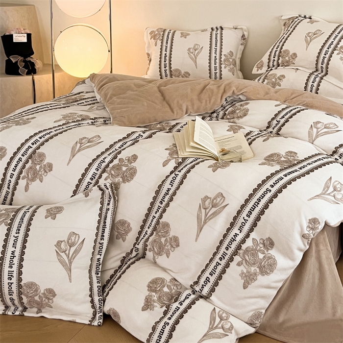 91家纺网 家纺一手货源 找家纺 启程家纺 2024新款A类牛奶绒轻奢大牌风四件套 花边字母花朵