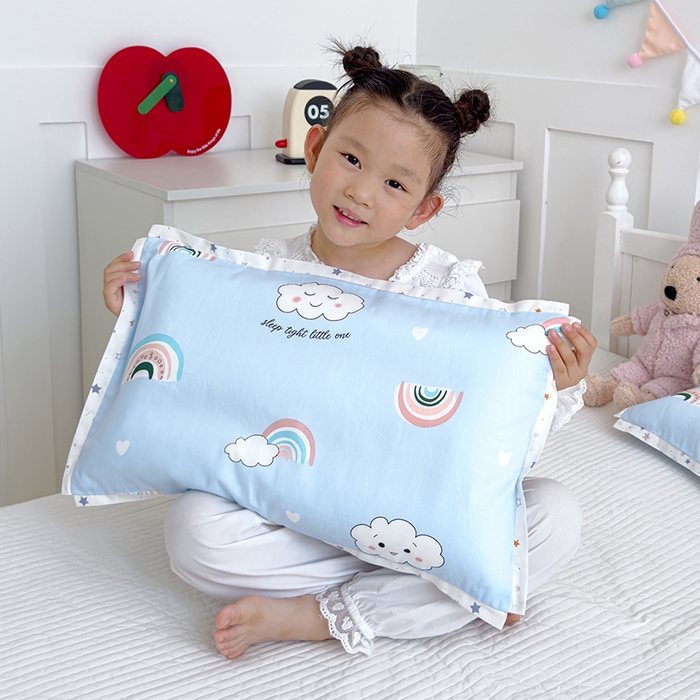 91家纺网 家纺一手货源 找家纺 2024新款A类133x72铂金全棉枕套枕头枕芯七彩童年系列 枕套+枕芯-棚拍图 彩云之巅