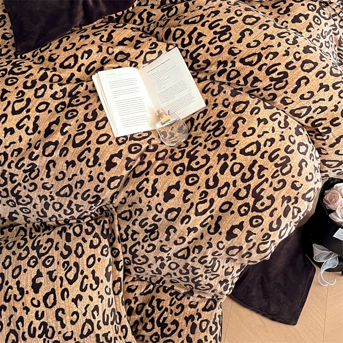 91家纺网 家纺一手货源 找家纺 启程家纺 2024新款A类牛奶绒轻奢大牌风四件套 豹纹