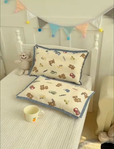 91家纺网 家纺一手货源 找家纺 2024新款A类133x72铂金全棉枕套枕头枕芯七彩童年系列 枕套+枕芯-棚拍图 熊熊旅行记