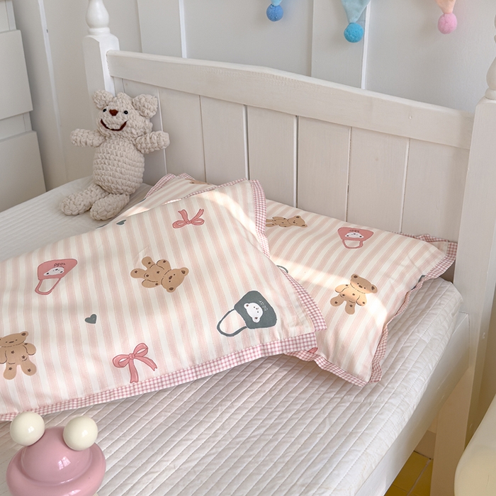 91家纺网 家纺一手货源 找家纺 2024新款A类133x72铂金全棉枕套枕头枕芯七彩童年系列 枕套+枕芯-棚拍图 丹妮小熊