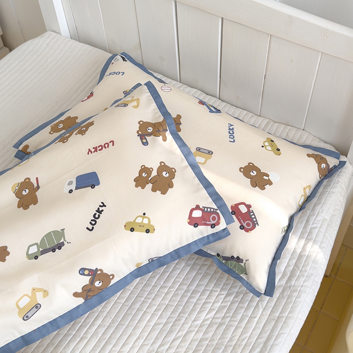 91家纺网 家纺一手货源 找家纺 2024新款A类133x72铂金全棉枕套枕头枕芯七彩童年系列 枕套+枕芯-棚拍图 熊熊旅行记