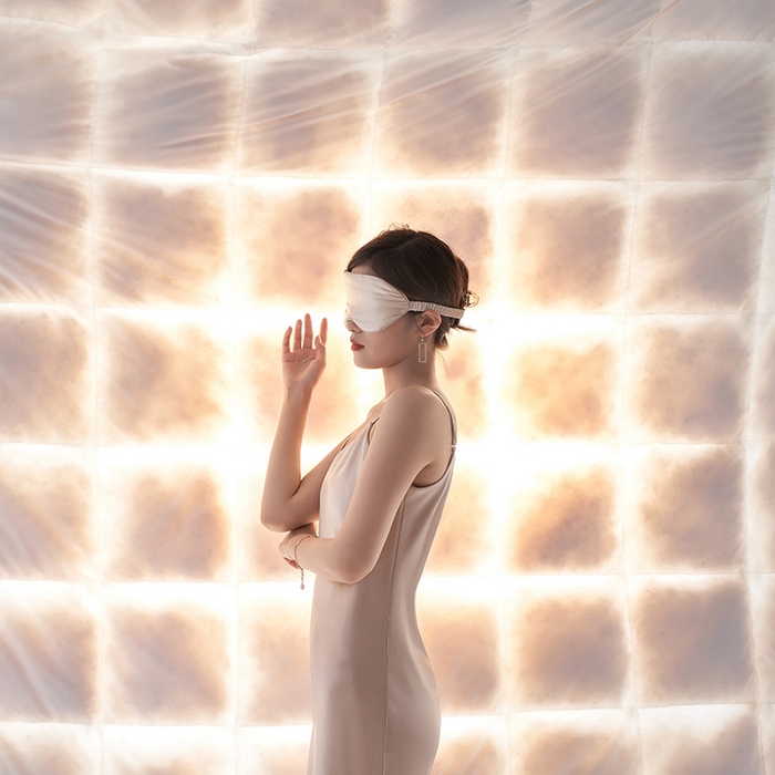 91家纺网 家纺一手货源 找家纺 （总）岚司羽 2024新款全棉95%优质白鹅绒抗菌子母被--模特