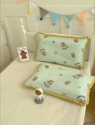 91家纺网 家纺一手货源 找家纺 2024新款A类133x72铂金全棉枕套枕头枕芯七彩童年系列 枕套+枕芯-棚拍图 旋转木马